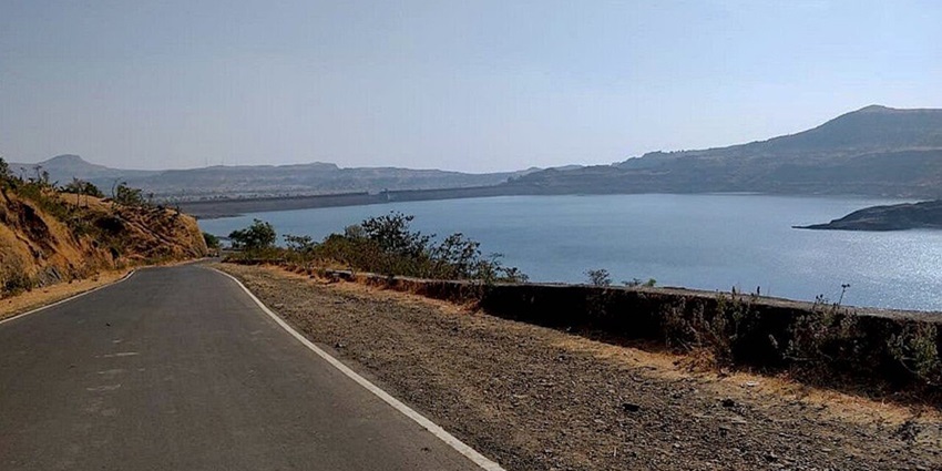 A mesmerising view of the Bhavali Dam, one of the top places to visit in Igatpuri.