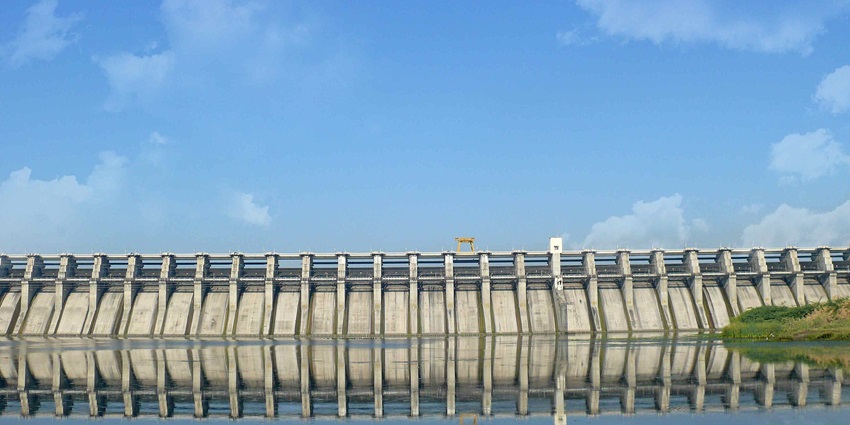 A picture of Bhavali Dam's tranquil setting is perfect for picnics, a lovely place to see near Igatpuri.