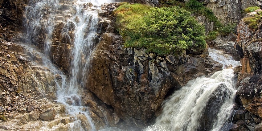 Bhayandar Waterfall is one of the best waterfalls in Aurangabad that cascades over moss-covered rocks