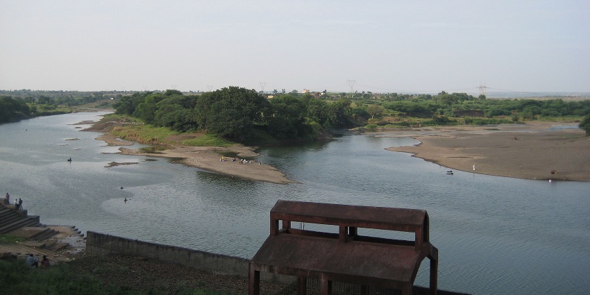 Serene river flowing through Maharashtra, perfect for scenic views.