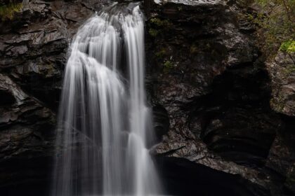 A top view of the mountain landscape makes one of the biggest waterfalls in Maharashtra.