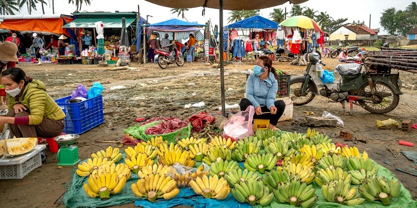 Image of a local market representing the ones in Bhiwandi, with numerous stalls all over.