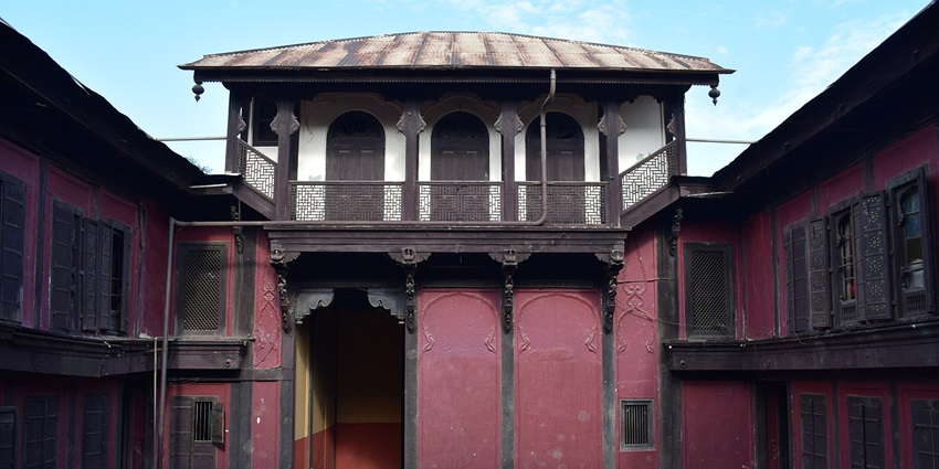 The Foyer of Bhor Rajwada, a popular destination near Malhargad Fort.