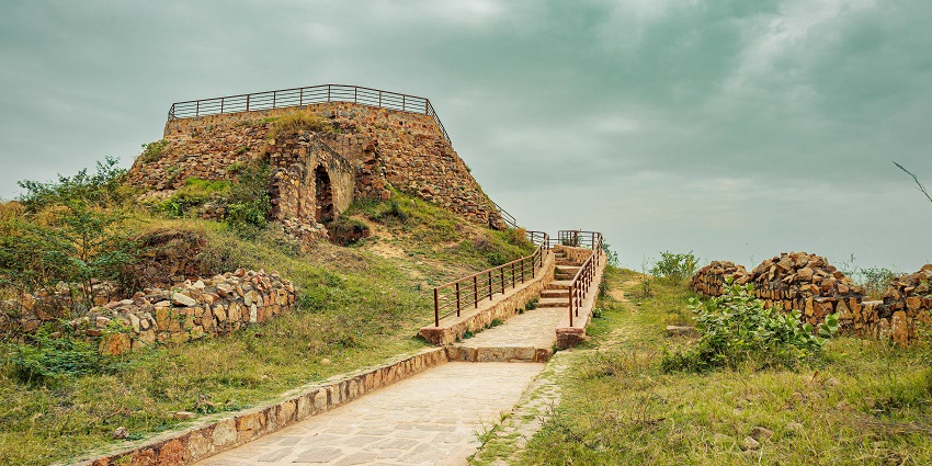 A picture of Bhudargad Fort perched on a hilltop among popular places to see near Kolhapur