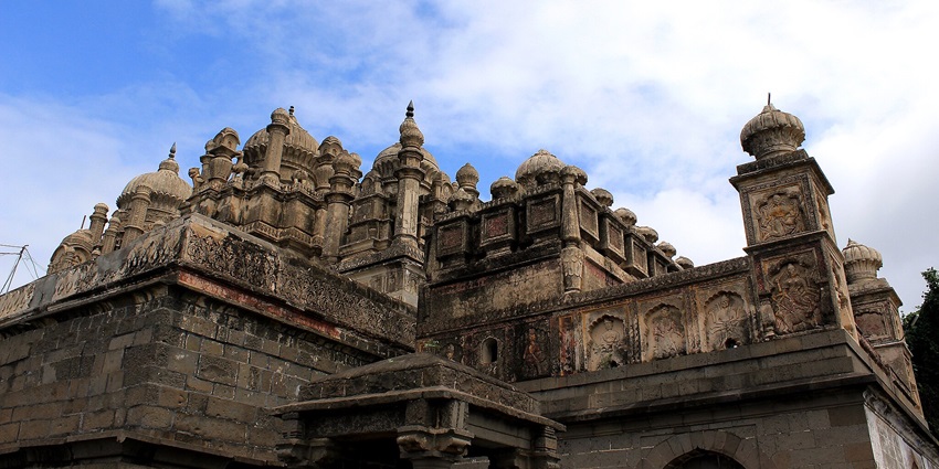 A picture of Bhuleshwar Temple is one of the best religious places to visit near Hadapsar.