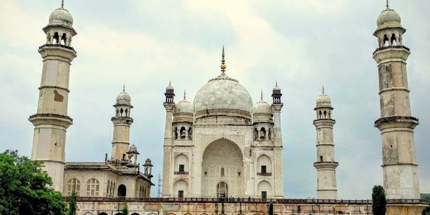Bibi Ka Maqbara, a famous and beautiful place, also popular as the ‘Mini Taj Mahal’