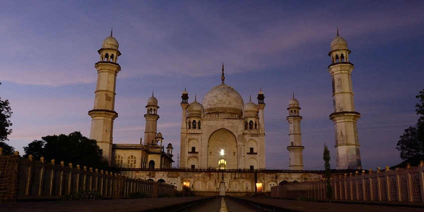 Bibi Ka Maqbara, is among the best places to visit in Aurangabad at night offering stunning Mughal mausoleums