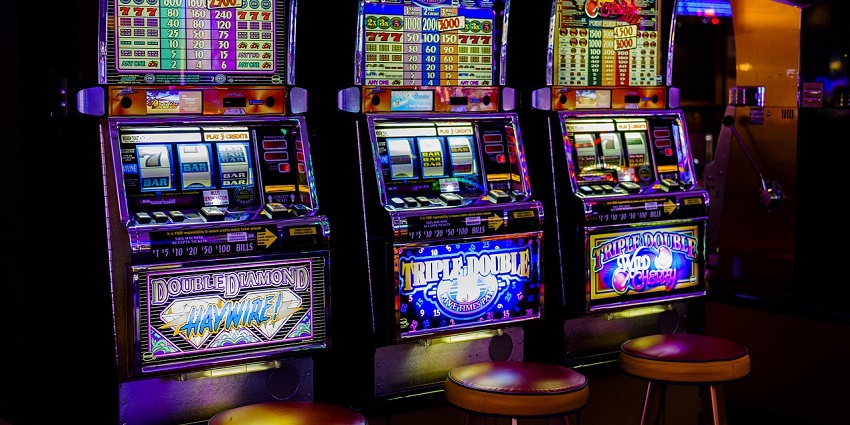 Big Daddy Casino, one of the casinos in North Goa has a poker room and the lottery machines
