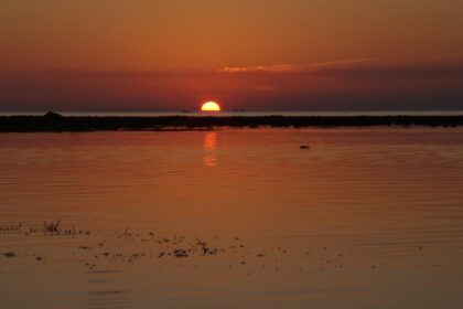 A stunning sunset at Bingin Beach, with bright blue waters and golden sands-an adventurer's paradise