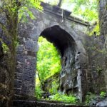 Birwadi Fort features a gate with an ancient structure for travellers to explore.