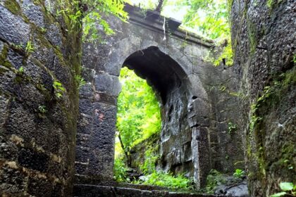 Birwadi Fort features a gate with an ancient structure for travellers to explore.