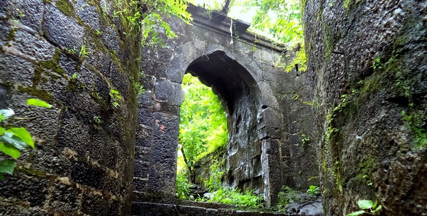 Birwadi Fort features a gate with an ancient structure for travellers to explore.