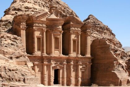 The temples carved on the mountain tell you the architectural thoughts of ancient people.