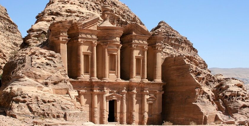 The temples carved on the mountain tell you the architectural thoughts of ancient people.