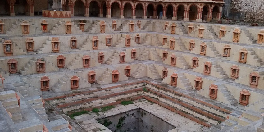 A serene view of Brahma Kund, a peaceful spot for reflection among places to visit near Jejuri.