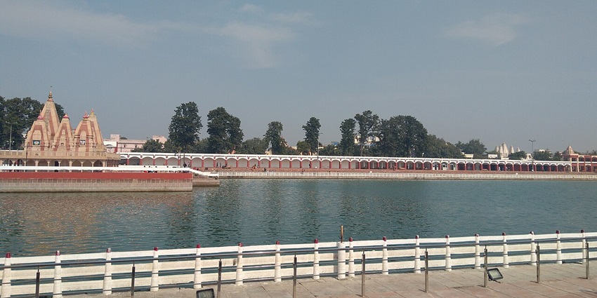 Imahe of Brahma Sarovar in Kurukshetra - one of the best places to visit near Yamunanagar