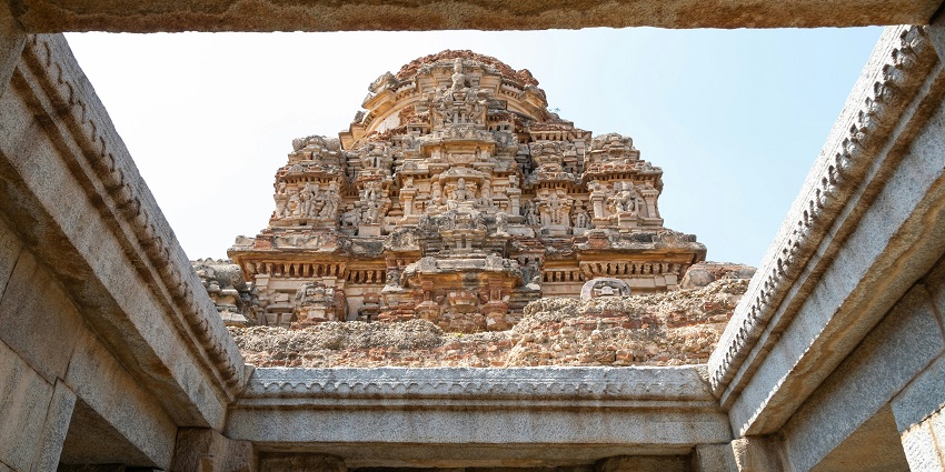 The beautiful Chola architecture of Brihadeeswarar temple in Thanjavur, Tamil Nadu.