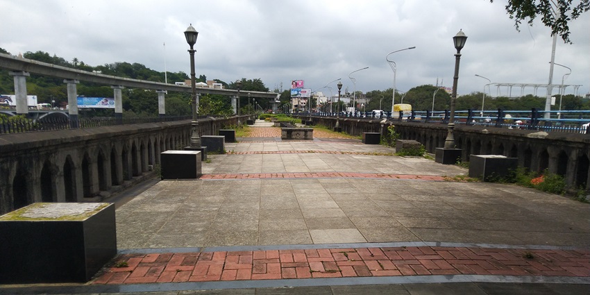 Bund Garden Bridge, one of places to visit in Pune with family in evening, connecting pathways over calm water.