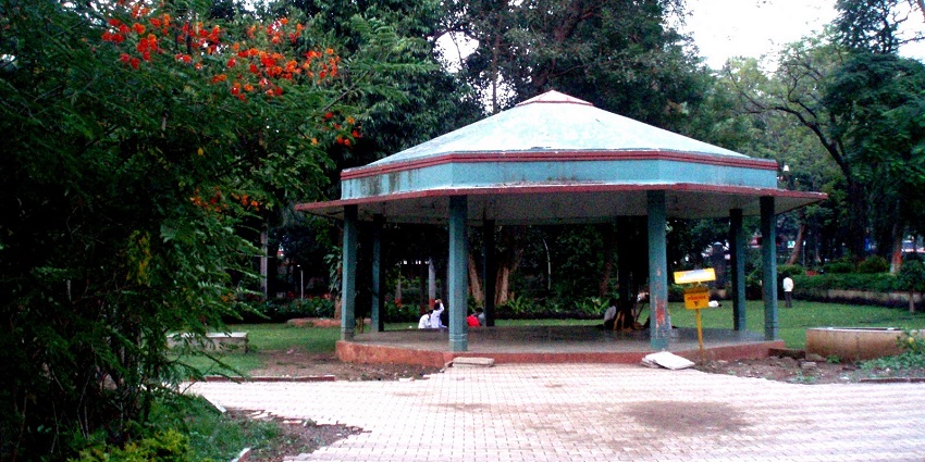 Bund Garden, is among the well-known places to visit in Koregaon park by Mula-Mutha River with greenery.