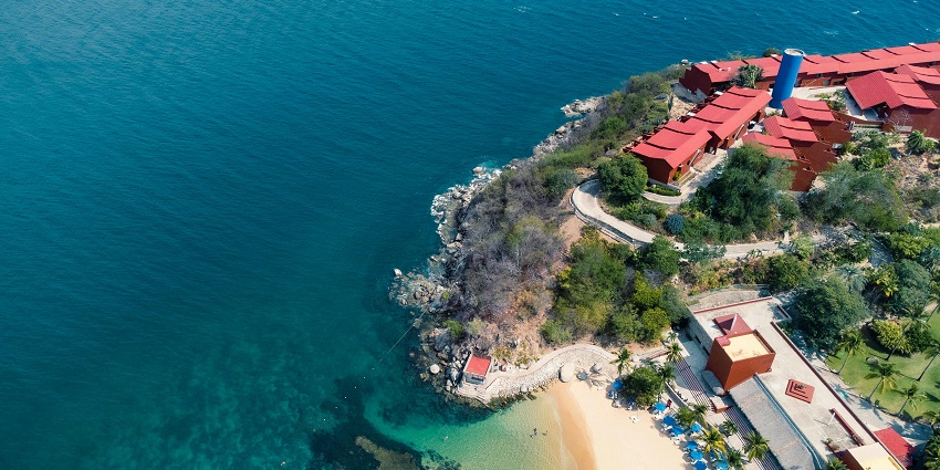 Café del Mar Phuket offers music and seaside dining for a perfect Phuket beach party.