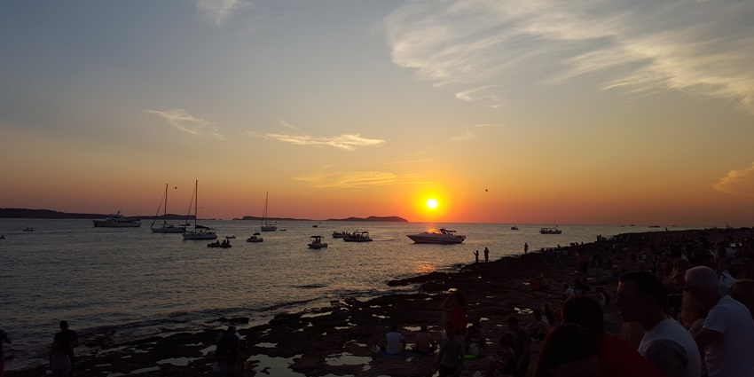 Popular beachfront club hosting lively parties and music events.