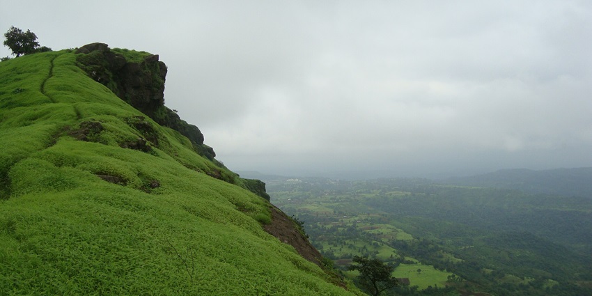 The image of a lush green valley with clouds overhead in monsoon in Maharashtra.
Viewers of this file can see comments and suggestions