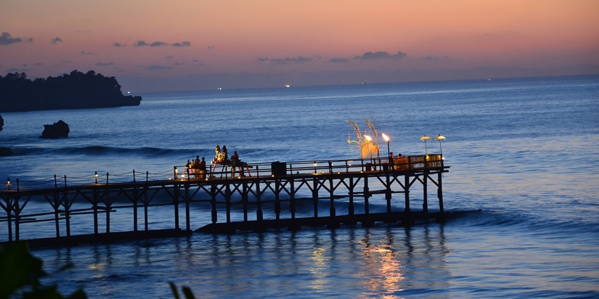 The pier is the location for the "private romantic dinner" during the lakshadweep nightlife with partner