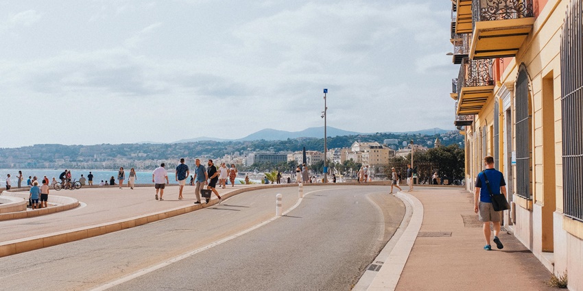 Carter Road Promenade is one of the best places to visit in Mumbai with friends and family.