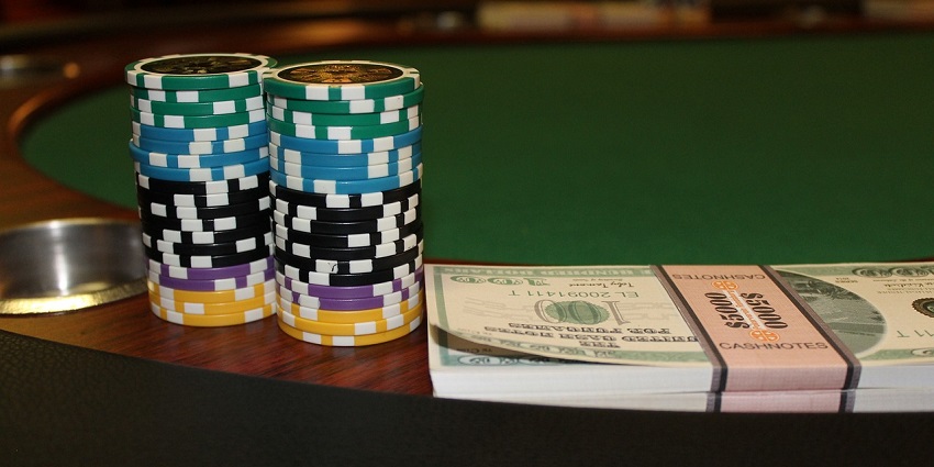 A fun-filled gambling experience coupled with live music at Casino Royale