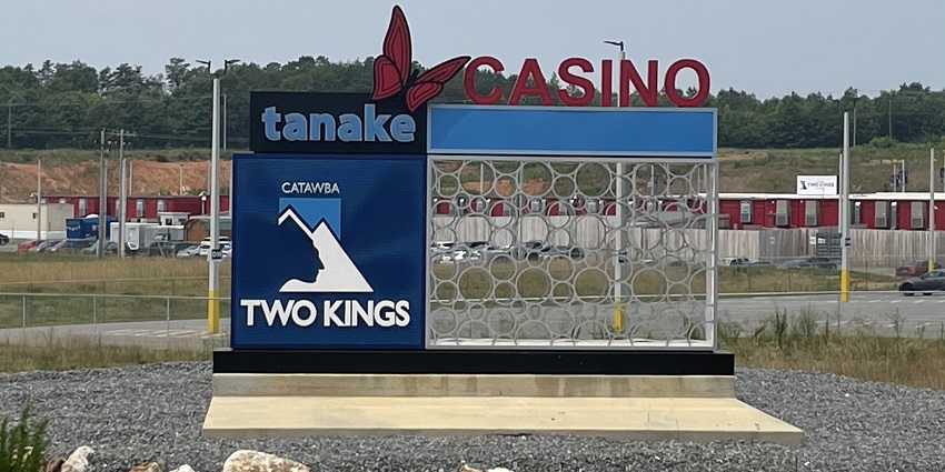 An image of Two Kings casino in Charlotte NC which offers slot machines and table games.