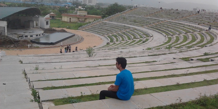 Central Park is one of the famous places to visit in Navi Mumbai with friends for fun.