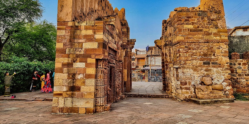 Chaiturgarh Fort is one of the impressive forts surrounded by lush greenery and scenery.