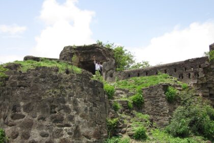 Explore the majestic ruins of Chakan Fort, which is a glimpse into India's rich history!