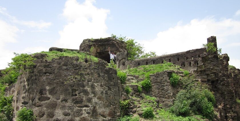 Explore the majestic ruins of Chakan Fort, which is a glimpse into India's rich history!