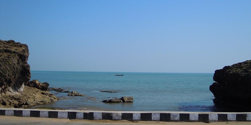 A scenic route along the coast to visit near Diu.