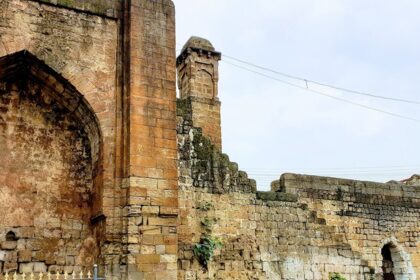 Chandrapur Fort features historical architecture showcasing the Gond dynasty’s heritage.