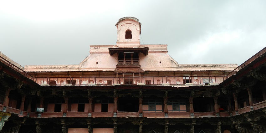 An image of the dusk streets of Chandwad, one of the top haunted places to visit in Nashik.