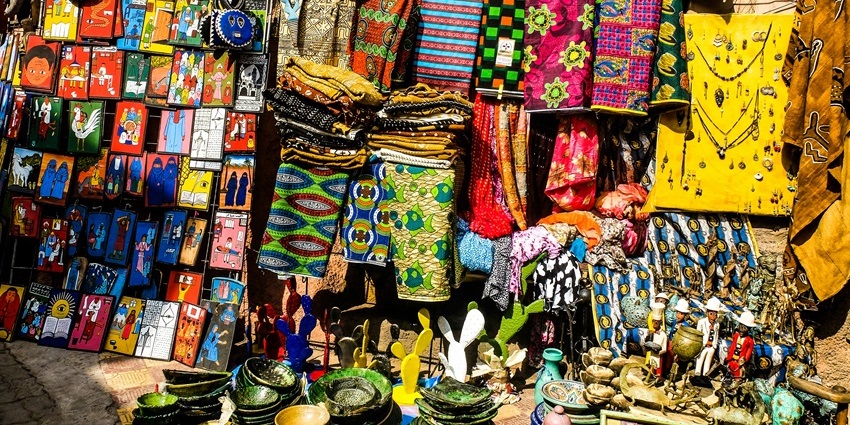 A glimpse of colourful handicrafts being sold at the famous Chapel Road of Mumbai.