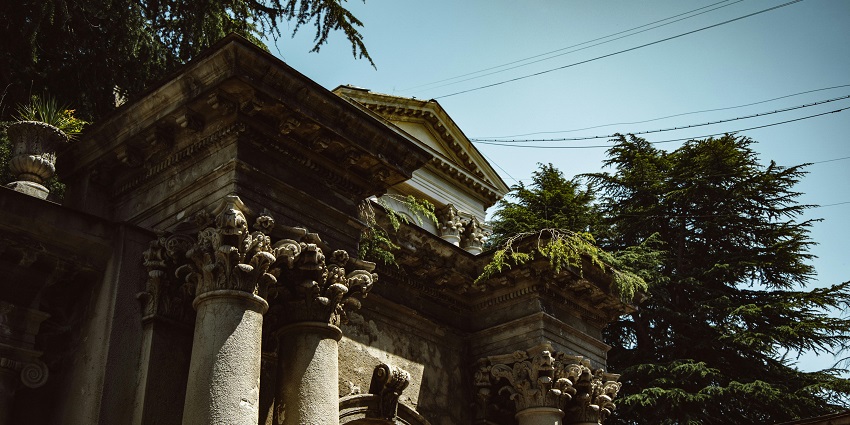 An image of the ornate façade of Chathurbhuja Ramar Temple surrounded by lush gardens