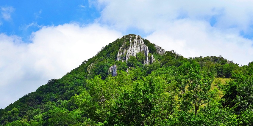 Chaturshiringi Hill is one of the top places to visit in Baner for a refreshing escape.