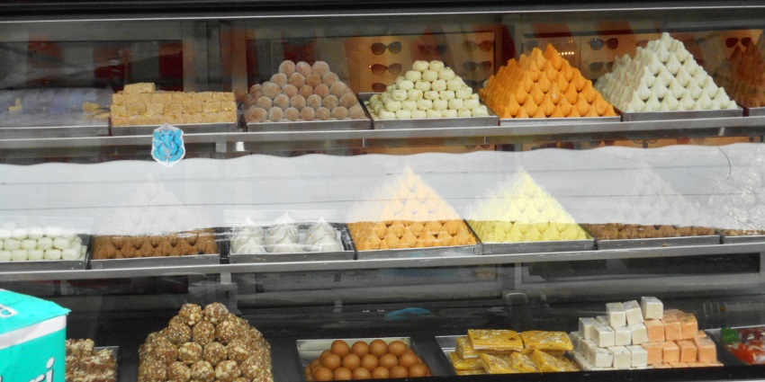Mouth-watering sweet stalls on the streets of Pune and the best delicacies of the city