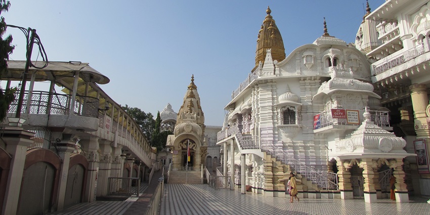 Chhattarpur Temple is one of the largest temples with North Indian architecture in India.