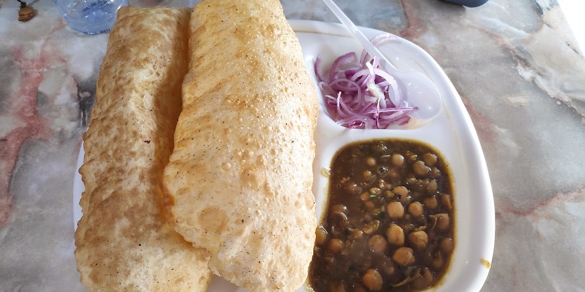Chhole bhature is one of the most preferred and the best street food in Faridabad.