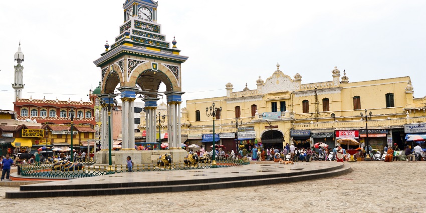 Chikka Gadiyaara or Dufferin Clock Tower is the smaller of the two clock towers in Mysore
