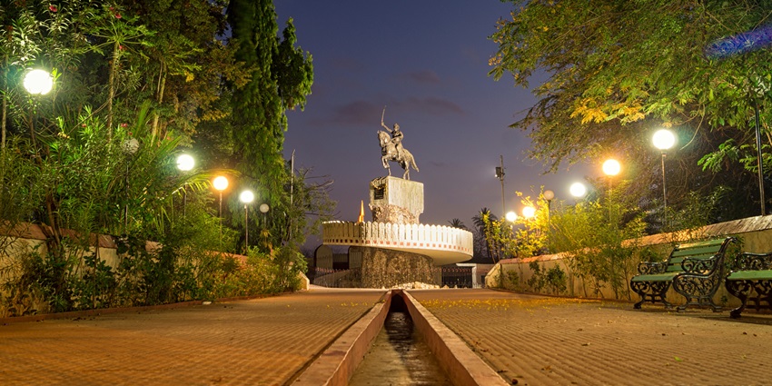 A serene view of Chimaji Appa Samadhi, a notable tourist attraction in Maharashtra.
