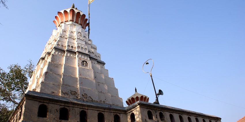 A view of women sitting inside the Chintaman Ganesh Temple, one the most loved places to visit in Ujjain for couples.