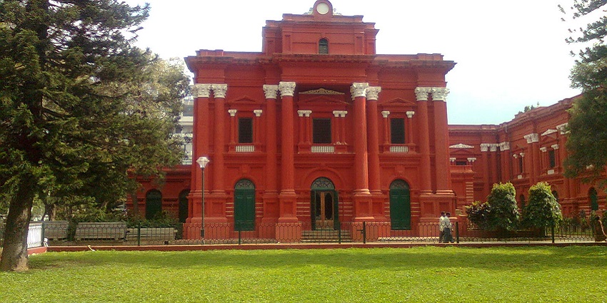 The well-maintained garden and entrance to Chitradurga Archaelogical Museum.
