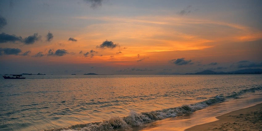 Chowpatty Beach is one of the top havens in Mumbai where you can enjoy vada pav and chaat