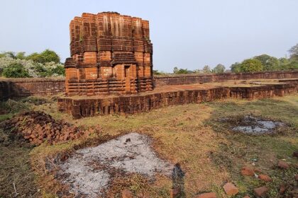 Panoramic view of the Chundanga gada fort, surrounded by gardens and lush trees