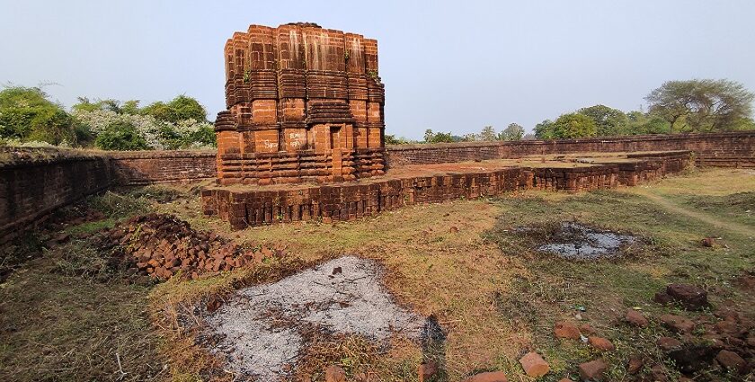 Panoramic view of the Chundanga gada fort, surrounded by gardens and lush trees